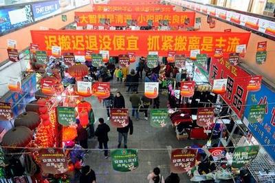 城東地標安琪兒小商品市場本月底關停，清倉促銷引發搶購潮